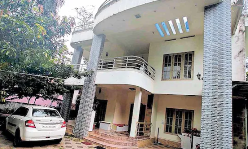 The case of six-year-old girl being beaten;  People flocked to Chatannoor to see the house and farmhouse of the accused and police guarded them