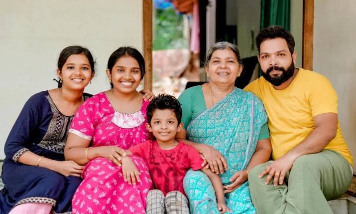 He said that he was not able to get a girl from the country saying that his finances were low. Today he earned lakhs of rupees from the phone given by his friend