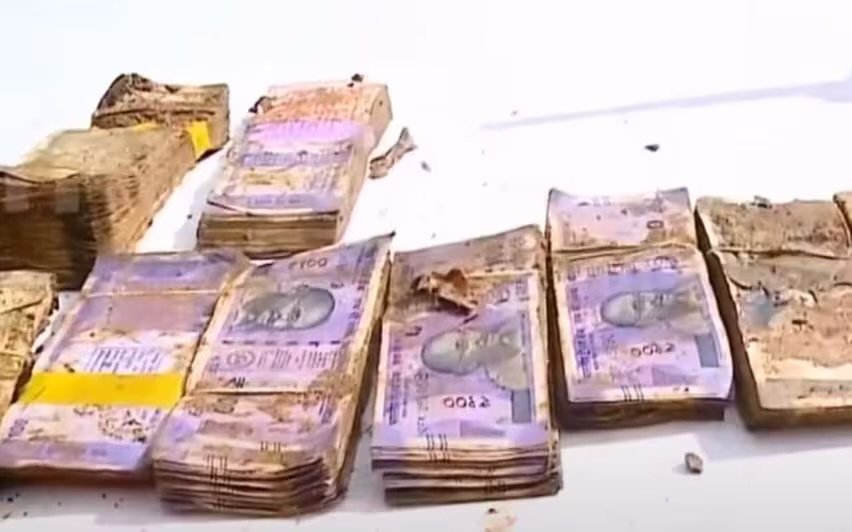 7 bundles of 500 and 5 bundles of 100. Fire force recovered four lakh rupees wrapped in plastic cover.
