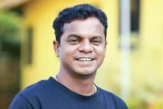 Dharmajan remembers the time he was in jail once in his life, and the audience thinks that it is for a good cause