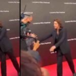 Those who talk about the goodness of Shah Rukh Khan watch this, Shah Rukh grabs an old man and pushes him away, because this is