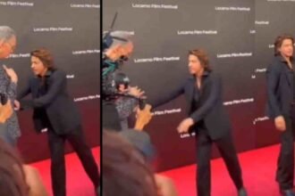 Those who talk about the goodness of Shah Rukh Khan watch this, Shah Rukh grabs an old man and pushes him away, because this is