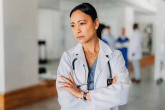 Women doctors should not go out at night. Do not go to isolated, poorly lit or sparsely populated areas