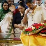 Finally forgetting all the quarrels, they all come together to have one last look at TP Madhavan, and this is why the audience says that one should not be obstinate while alive.