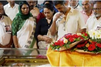 Finally forgetting all the quarrels, they all come together to have one last look at TP Madhavan, and this is why the audience says that one should not be obstinate while alive.